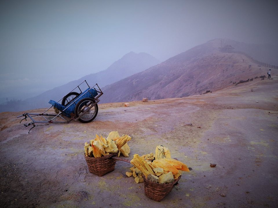 Càng đến gần với hồ Ijen, du khách sẽ càng ngửi thấy mùi lưu huỳnh đậm đặc tăng dần như mùi trứng thối. Khí lưu huỳnh với sương mù hòa vào nhau tạo ra màn trời mù mịt khói trắng.