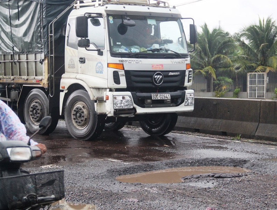 Sau mưa, ổ voi, ổ gà xuất hiện dày đặc trên quốc lộ - 1 Quốc lộ 1 qua tỉnh Bình Định hư hỏng nặng sau vài cơn mưa đầu mùa.