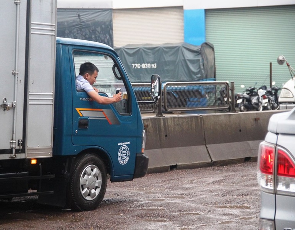 Sau mưa, ổ voi, ổ gà xuất hiện dày đặc trên quốc lộ - 6
Người ngồi trên xe ghi lại hình ảnh đường xấu làm kỷ niệm.