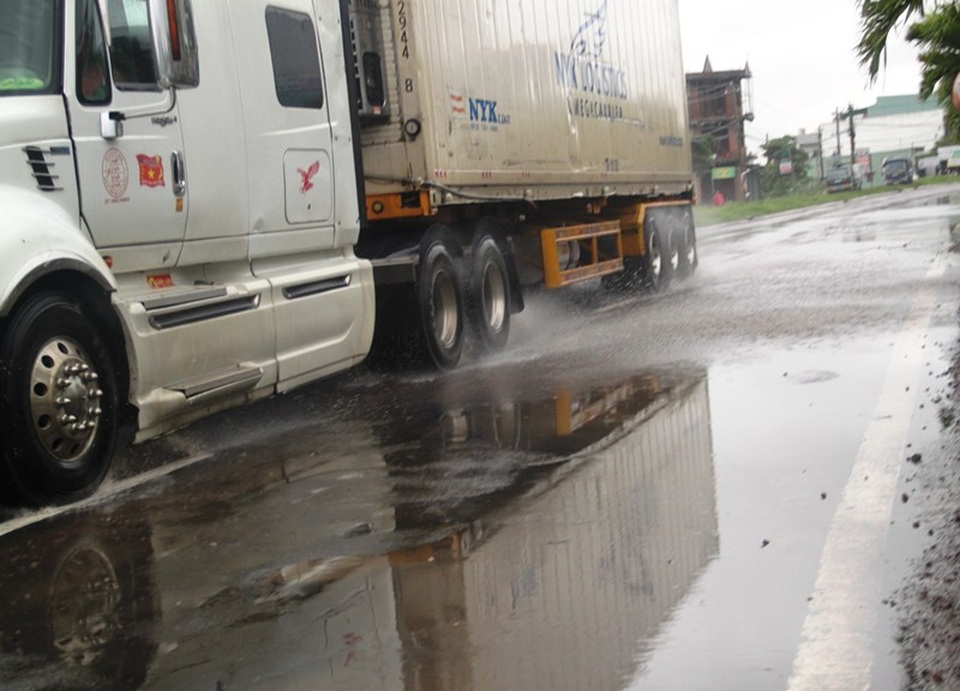 Sau mưa, ổ voi, ổ gà xuất hiện dày đặc trên quốc lộ - 7 Nhiều đoạn vừa bị bong tróc vừa ngập nước, nguy cơ tai nạn giao thông rất cao, nhất là xe chạy về đêm.