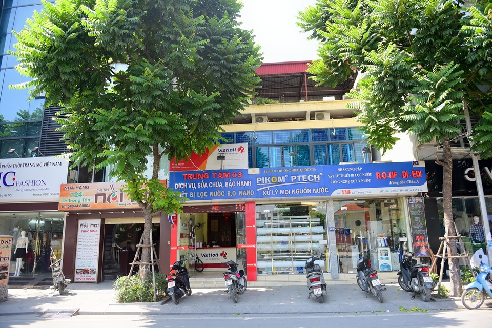 Biển hiệu "đồng phục hàng loạt" ở Hà Nội thất bại sau 2 năm - 11 Biển hiệu "đồng phục hàng loạt" ở Hà Nội thất bại sau 2 năm - 11
