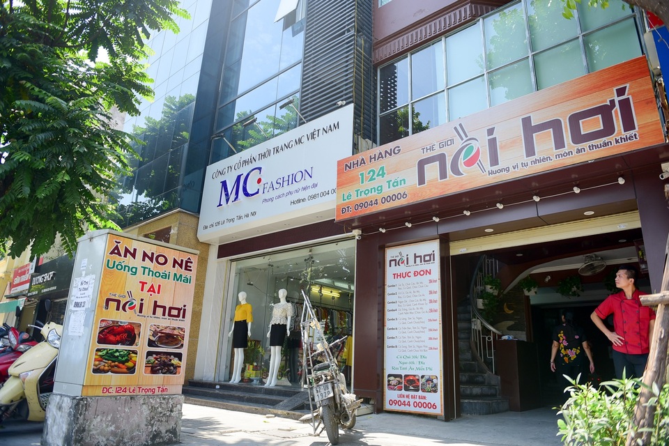 Biển hiệu "đồng phục hàng loạt" ở Hà Nội thất bại sau 2 năm - 8
Việc thay đổi biển hiệu kiểu mẫu được nhiều cửa hàng trên con phố Lê Trọng Tấn thực hiện. Đa phần người thay đổi bảng quảng cáo đều có ý muốn bảng hiệu có nhận diện riêng, thu hút sự chú ý của khách hàng.