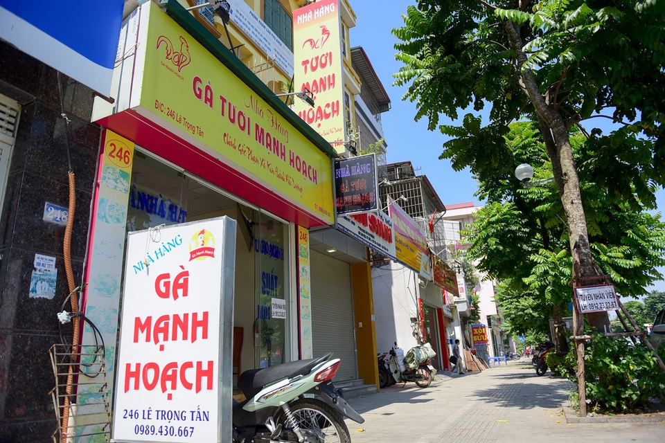 Biển hiệu "đồng phục hàng loạt" ở Hà Nội thất bại sau 2 năm - 7
Theo anh Thắng, chủ một cửa hàng trên phố Lê Trọng Tấn, biển hiệu phải gây sự chú ý với khách hàng nên cửa hàng phải thay mới, chứ nếu cứ để theo kiểu mẫu thì khó nhận diện, khó nhận biết quán...