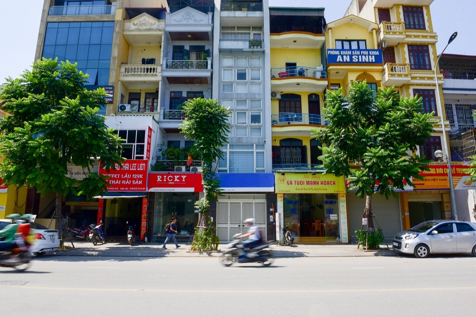 Biển hiệu "đồng phục hàng loạt" ở Hà Nội thất bại sau 2 năm - 1
Đường Lê Trọng Tấn (quận Thanh Xuân, Hà Nội) được khánh thành vào tháng 5/2016, dài khoảng 1,5 km từ nút giao Tôn Thất Tùng đến sông Lừ. Đây được xem là tuyến đường kiểu mẫu đầu tiên của Hà Nội với đồng phục biển hiệu gây trang cãi trong dư luận một thời gian.