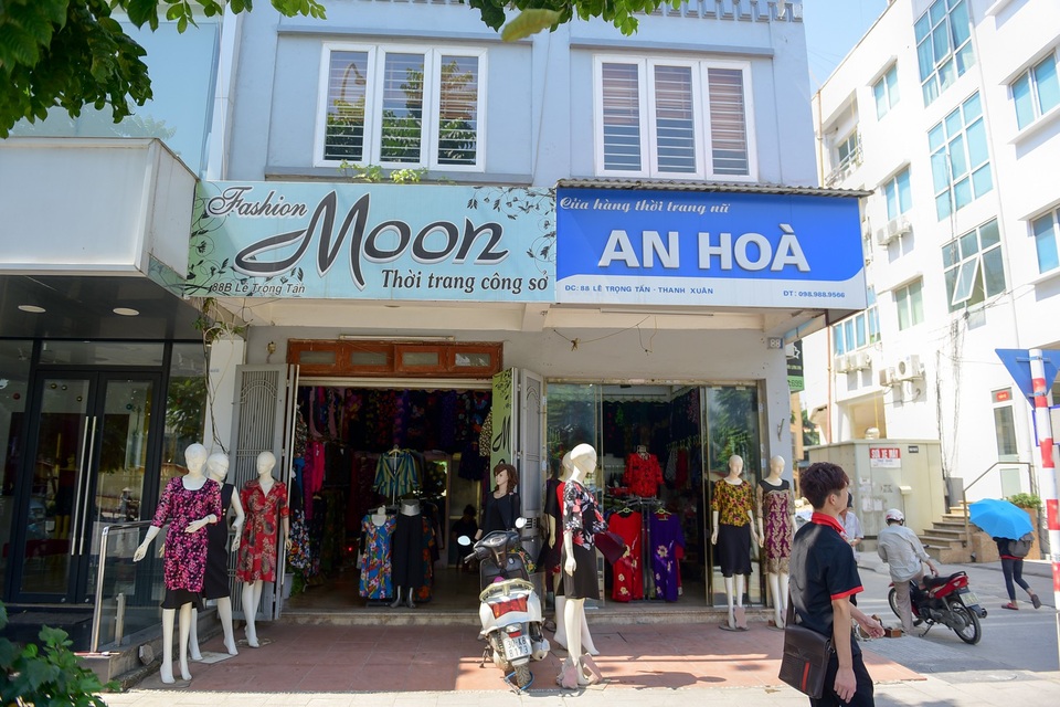 Biển hiệu "đồng phục hàng loạt" ở Hà Nội thất bại sau 2 năm - 4
Một cửa hiệu thay biển mới, bên cạnh là tấm biển đồng phục cũ.