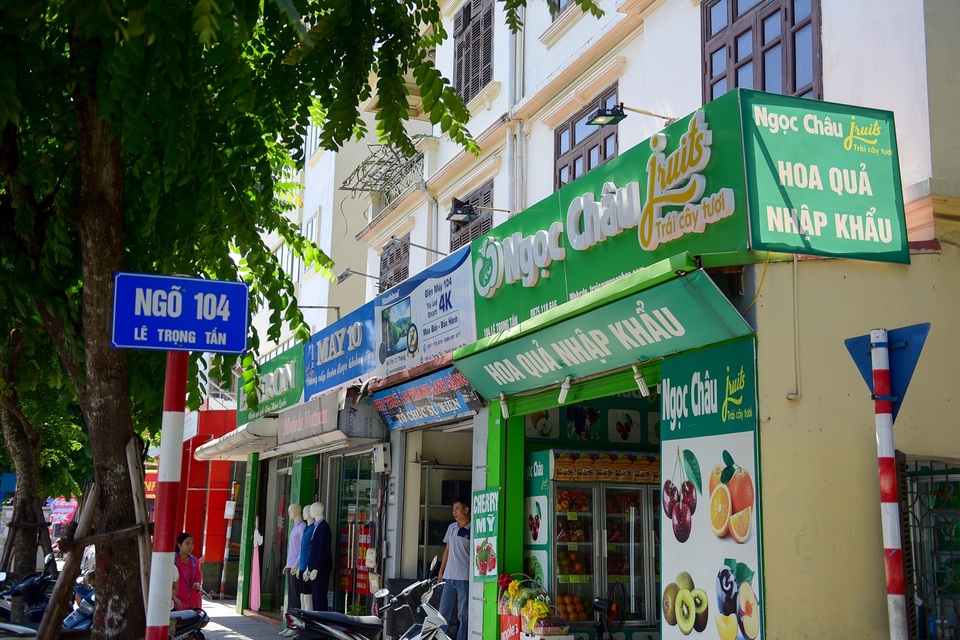 Biển hiệu "đồng phục hàng loạt" ở Hà Nội thất bại sau 2 năm - 2
Phố Lê Trọng Tấn được đánh giá là đường đẹp, có hàng cây thoáng mát, vỉa hè thông thoáng, không hàng rong. Biển hiệu tiêu chuẩn có cùng một diện tích, kích cỡ, sơn hai màu xanh và đỏ, chữ trắng. Tuy nhiên sau 2 năm, nhiều biển hiệu đồng phục không còn, thay vào đó là các biển hiệu do chủ cửa hàng tự làm.