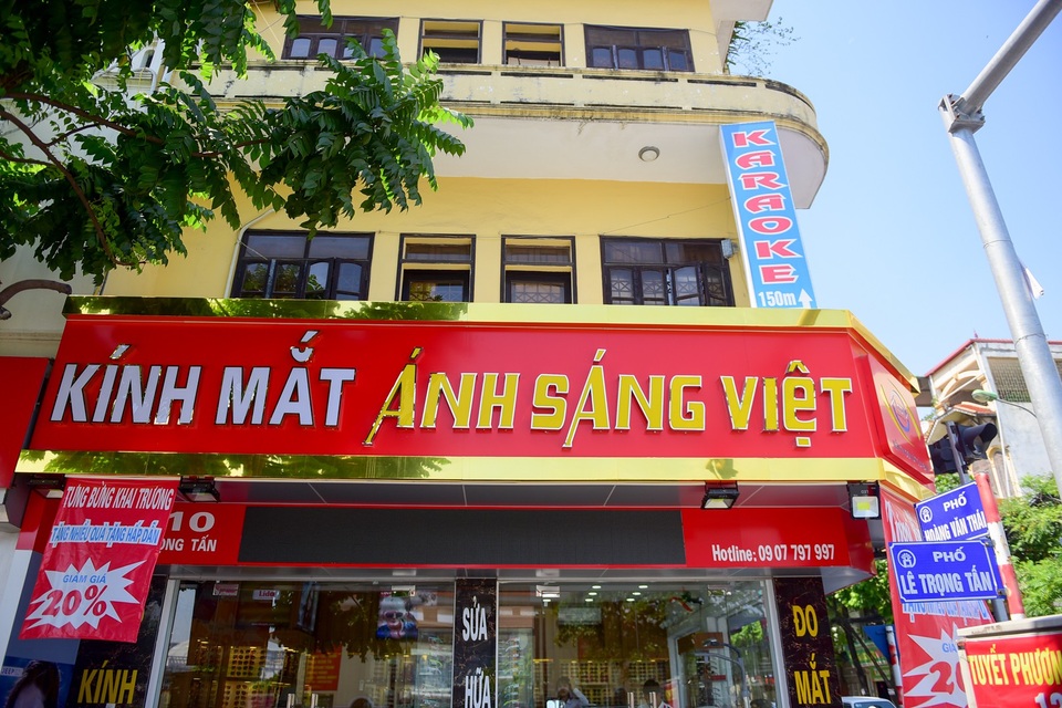 Biển hiệu "đồng phục hàng loạt" ở Hà Nội thất bại sau 2 năm - 5 Biển hiệu "đồng phục hàng loạt" ở Hà Nội thất bại sau 2 năm - 5