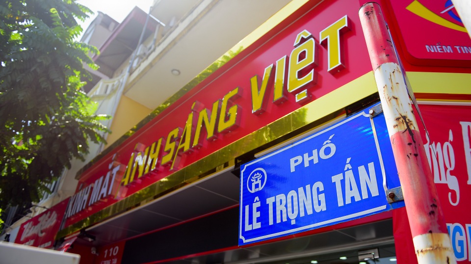 Biển hiệu "đồng phục hàng loạt" ở Hà Nội thất bại sau 2 năm - 6
Những biển quảng cáo bắt mắt, nhiều màu sắc, kích cỡ được các chủ cửa hàng thay thế cho biển đồng phục.
