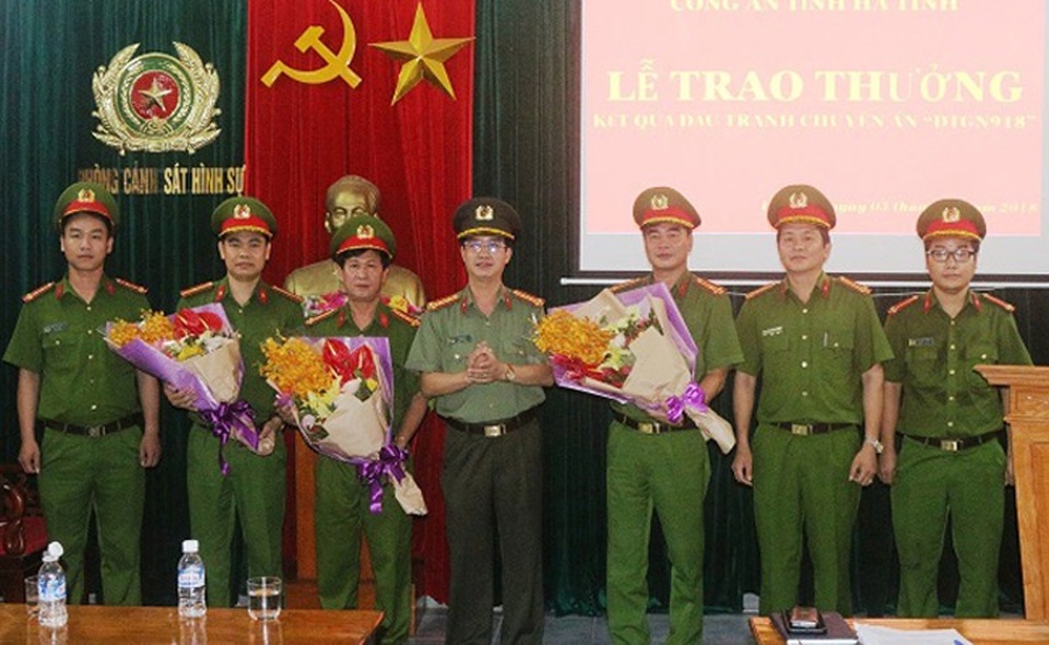 Đại tá Lê Văn Sao, Giám đốc Công an tỉnh Hà Tĩnh trao thưởng cho lực lượng phá án.