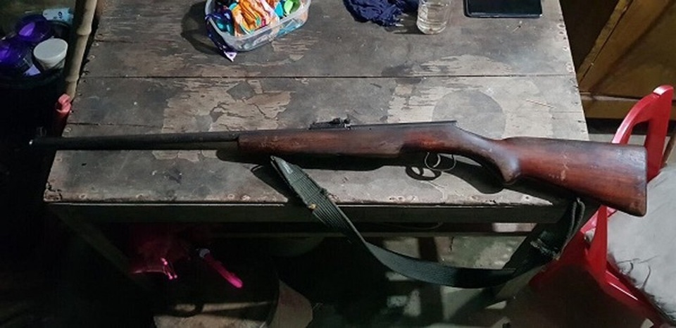 
Chiếc súng được cho là Lê Hoàng Anh đã sử dụng nã vào người nạn nhân Nguyên được CQĐT Công an Hà Tĩnh thu giữ phục vụ điều tra.
