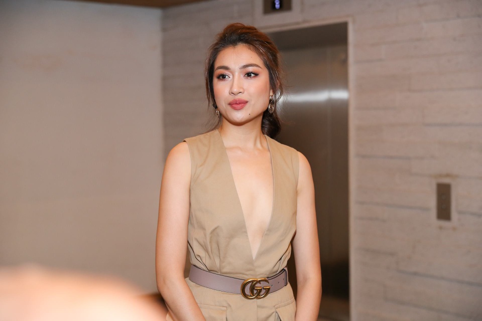 Á hậu Lệ Hằng diện trang phục hở bạo khi đến chia vui cùng Lan Khuê