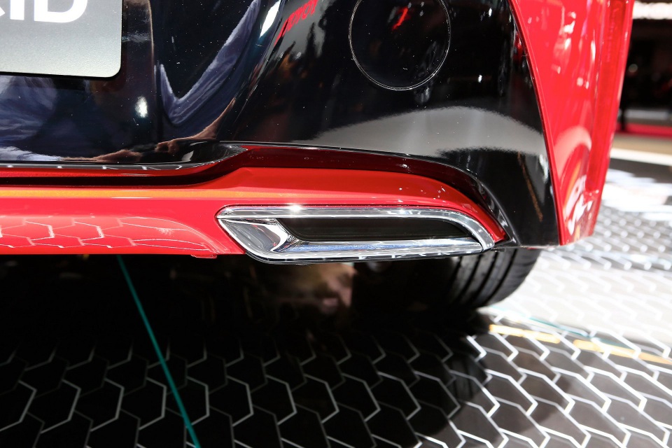 Bộ sưu tập ống xả ô tô kiểu "giả cầy" tại Paris Motor Show - 15
Toyota Corolla có kiểu đầu ống xả giả hoàn toàn, không dính gì đến ống xả thật nằm sâu bên dưới.