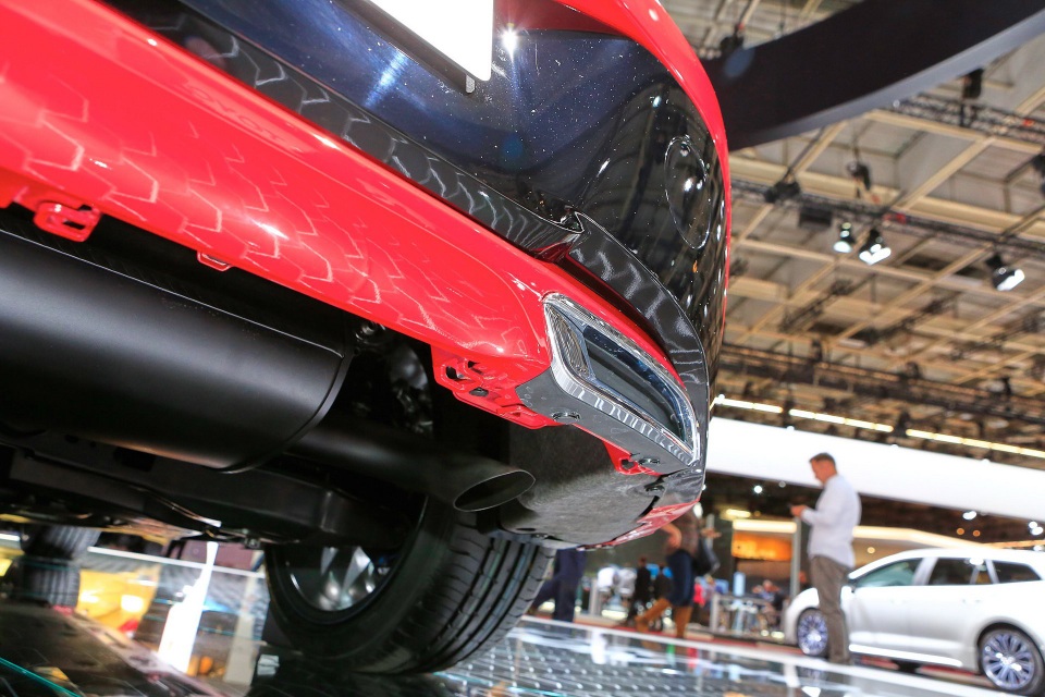 Bộ sưu tập ống xả ô tô kiểu "giả cầy" tại Paris Motor Show - 16 Bộ sưu tập ống xả ô tô kiểu "giả cầy" tại Paris Motor Show - 16