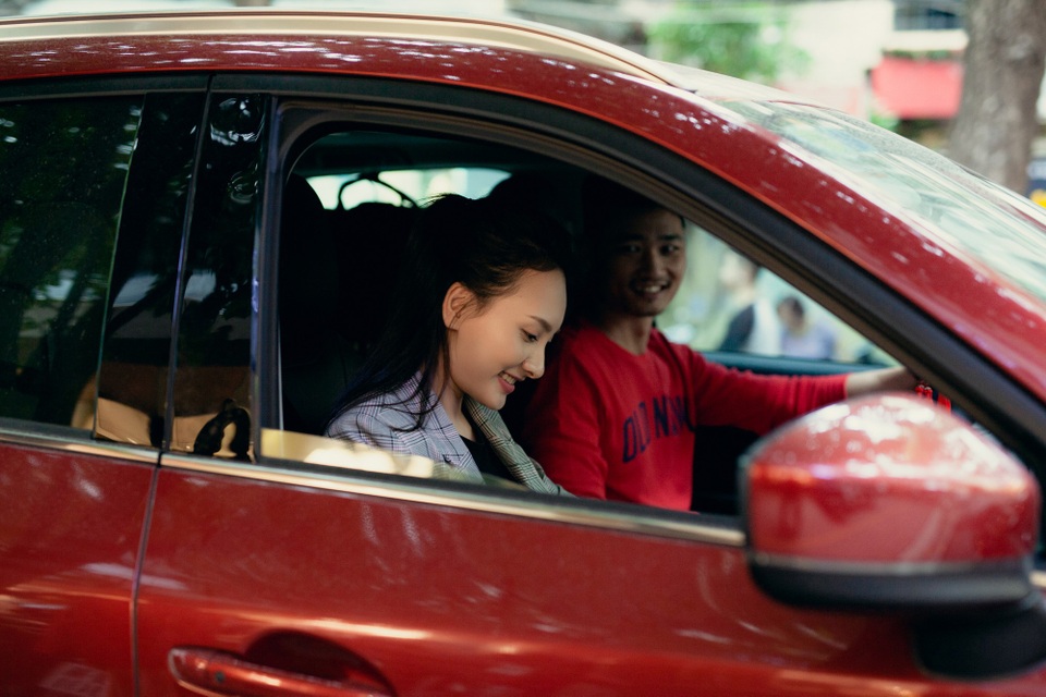 Hai vợ chồng Bảo Thanh trên xe riêng của gia đình. Bảo Thanh từng công tác tại Nhà hát Tuổi trẻ nhưng do công việc quá bận rộn, hai năm nay cô đã xin nghỉ để tập trung cho sự nghiệp diễn xuất. Hiện tại, cô vẫn liên tục di chuyển giữa Hà Nội - Sài Gòn để ghi hình cho show truyền hình Học viện mẹ chồng và tham gia nhiều dự án khác.