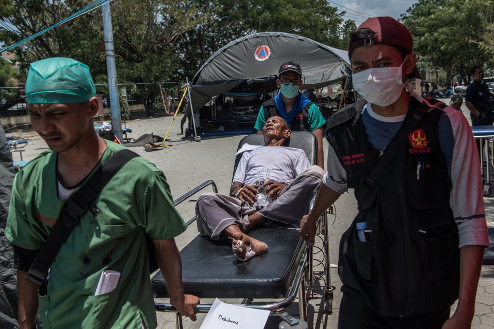 Bên ngoài một bệnh viện ở Palu (Ảnh: Getty)