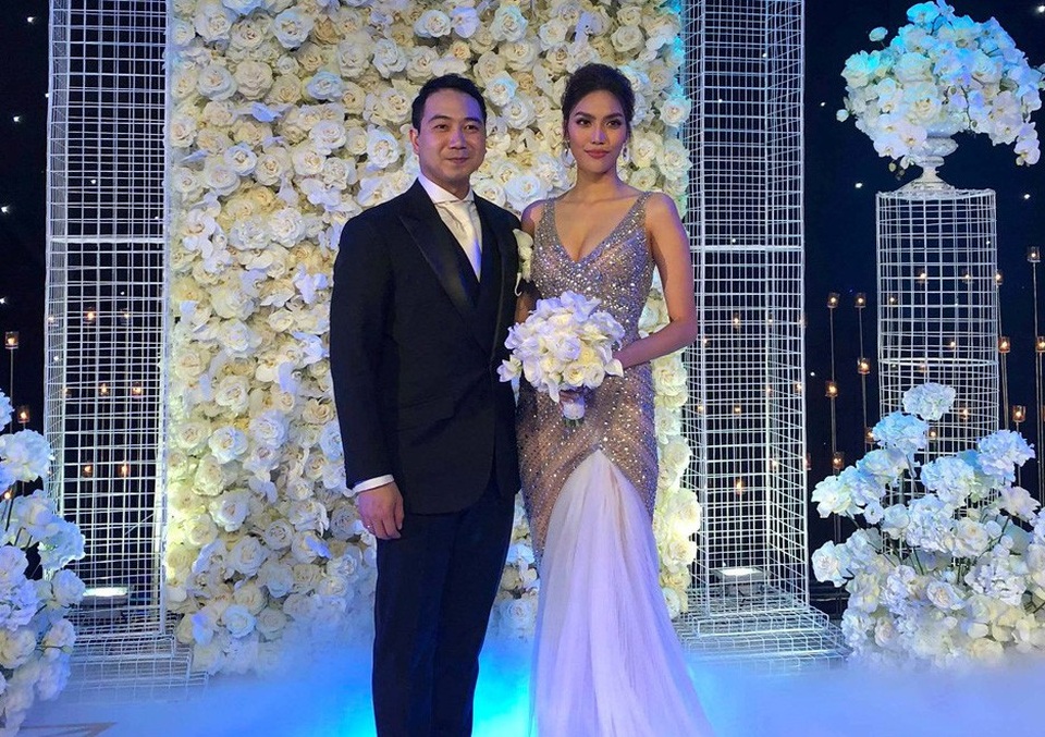 Cô dâu Lan Khuê lộng lẫy trong chiếc váy cưới được kết đính cầu kỳ, người đẹp hạnh phúc sánh đôi bên chồng doanh nhân giàu có John Tuấn Nguyễn. Yêu nhau nửa năm, cặp đôi đã đi đến hôn nhân, chuyện tình yêu của cả hai nhận được nhiều lời chúc phúc từ người thân, bạn bè và khán giả.