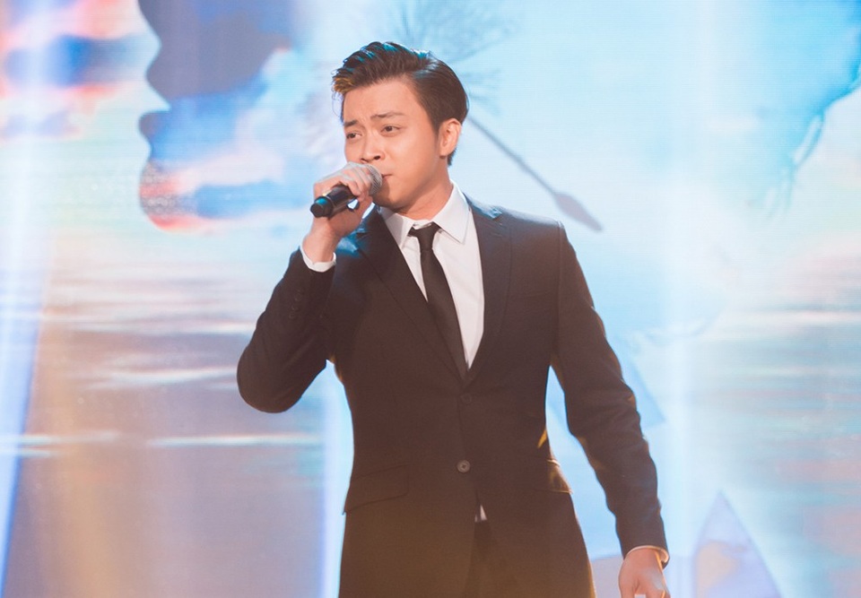 Lân Nhã gây bất ngờ khi làm mới ca khúc “Xin anh đừng” - bài hit đình đám của Đông Nhi. Lân Nhã cho biết, anh khá là áp lực bởi anh chưa từng thể hiện bài hát nào thuộc dòng nhạc này. Nhạc sĩ Trịnh Thăng Bình chia sẻ, khi nghe đến nửa ca khúc đầu anh còn chưa nhận ra được đây chính là “Xin anh đừng” vì mọi thứ quá mới mẻ, cứ tưởng là đang nghe một ca khúc mới đầy cảm xúc.