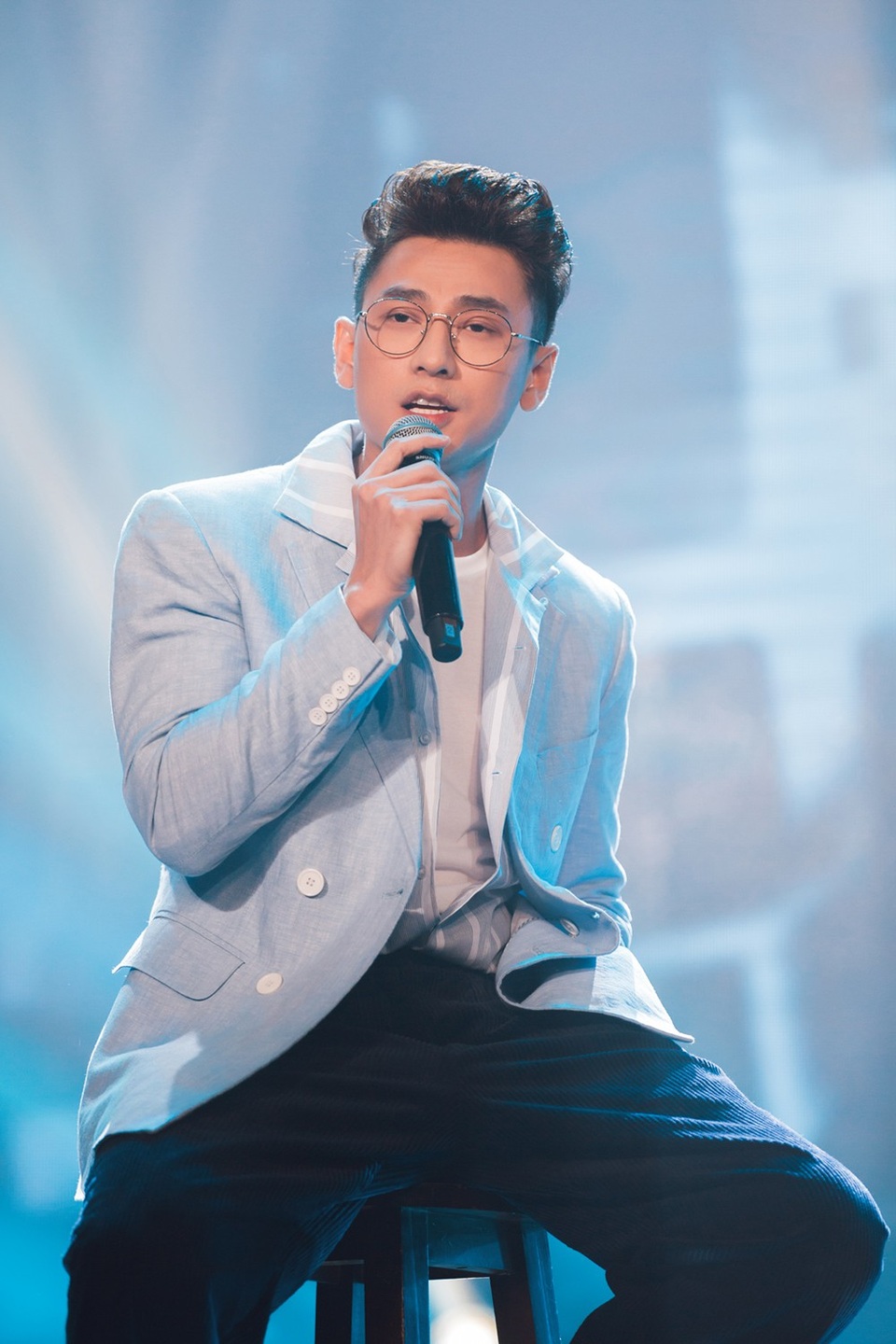 Isaac chia sẻ đây là lần đầu tiên anh thể hiện một ca khúc theo kiểu acoustic trên một sân khấu chuyên nghiệp như Làn sóng xanh.