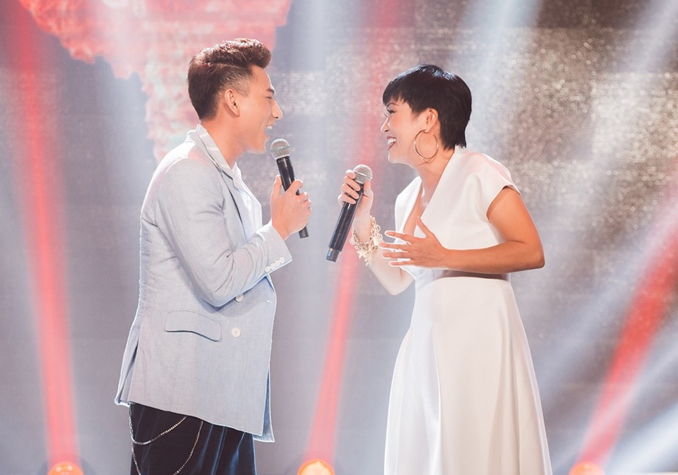 Ấn tượng hơn cả trong đêm diễn là sự kết hợp lần đầu tiên của ca sĩ trẻ Isaac và ca sĩ Phương Thanh. Cả hai có sự kết hợp ăn ý với liên khúc “Khi giấc mơ về - Một thời đã xa – Trống vắng”.