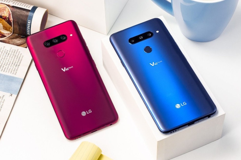 LG V40 ThinQ chính thức trình làng với màn hình “tai thỏ” và 5 camera - 2 Cụm 3 camera ở mặt sau sản phẩm