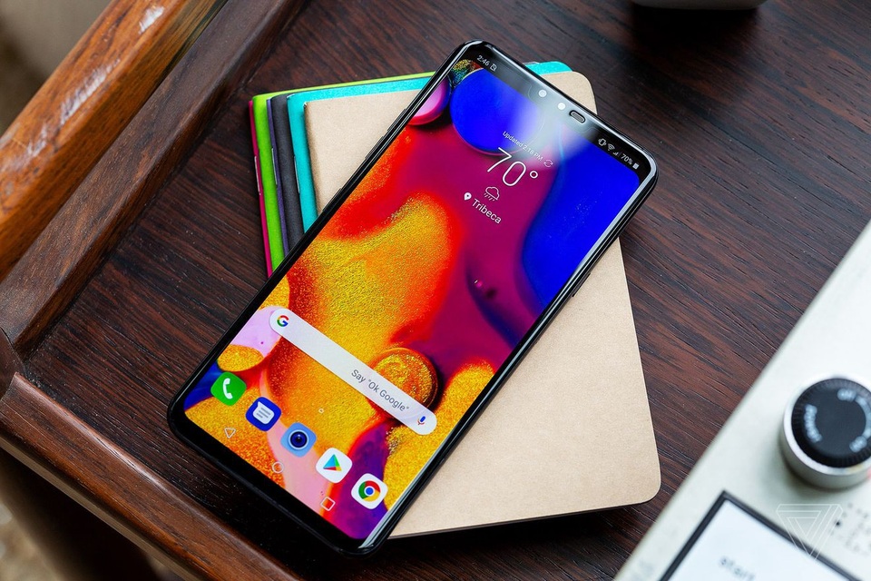 LG V40 ThinQ chính thức trình làng với màn hình “tai thỏ” và 5 camera - 4 V40 ThinQ là phiên bản có màn hình lớn nhất trong dòng smartphone V của LG