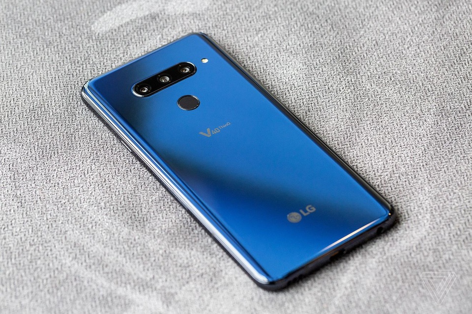 LG V40 ThinQ chính thức trình làng với màn hình “tai thỏ” và 5 camera - 5 Mặt sau với cụm 3 camera và cảm biến vân tay