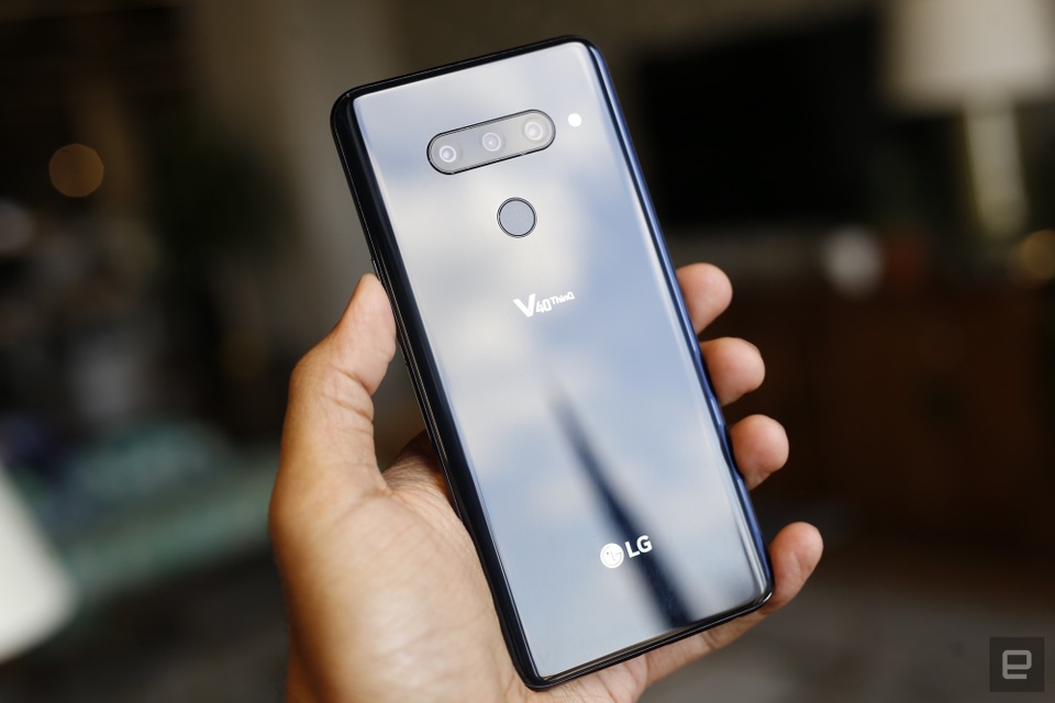 LG V40 ThinQ chính thức trình làng với màn hình “tai thỏ” và 5 camera - 8 Phần sau có thiết kế bo tròn để cầm nắm sản phẩm được dễ dàng hơn