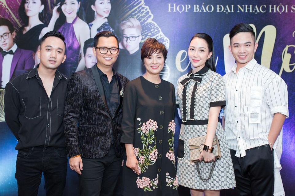 “Chim công làng múa” Linh Nga: “Đừng cứ ngồi chờ ai đó đem đến hạnh phúc cho mình” - 3 Linh Nga cùng Đạo diễn Long Kan (thứ 2 từ trái sang) và NTK Lê Ngọc Lâm - ngoài cùng bên trái.
