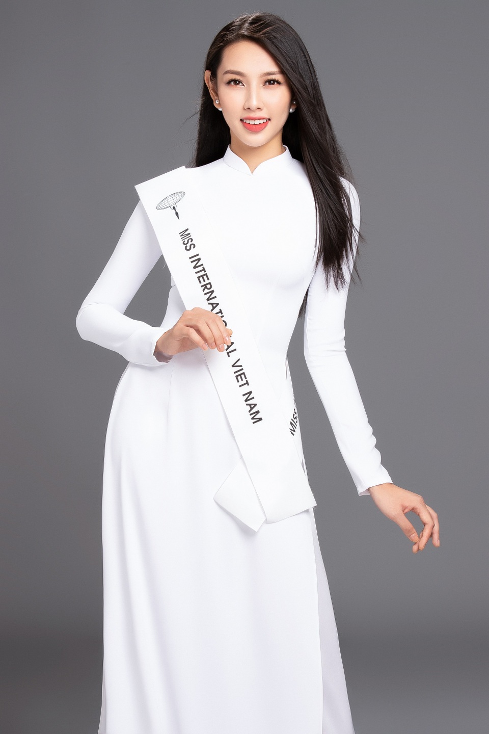 Á hậu Thuý An bỏ lỡ cơ hội thi Hoa hậu Quốc tế 2018 vì gặp vấn đề về sức khoẻ - 2 Nguyễn Thúc Thuỳ Tiên sẽ thay thế Á hậu Thuý An tham gia Miss International 2018.