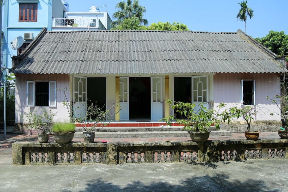 Ngôi nhà cấp 4 giản dị của nguyên Tổng Bí thư Đỗ Mười ở quê nhà - 2
Ngôi nhà được xây đã lâu, lợp ngói fibro xi măng giản dị. Lúc còn khỏe, năm nào nguyên Tổng Bí thư Đỗ Mười cũng về thăm nhà, thăm quê.