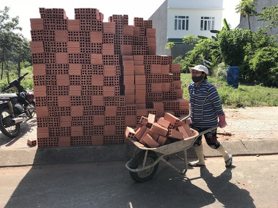 Nữ phụ hồ: Thiếu ăn, thiếu ngủ…thiếu hơi con! - 1 Công việc nặng nhọc là hình ảnh thường thấy của nữ phụ hồ