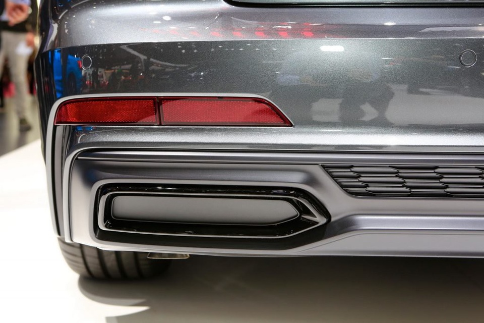 Bộ sưu tập ống xả ô tô kiểu "giả cầy" tại Paris Motor Show - 2 Bộ sưu tập ống xả ô tô kiểu "giả cầy" tại Paris Motor Show - 2