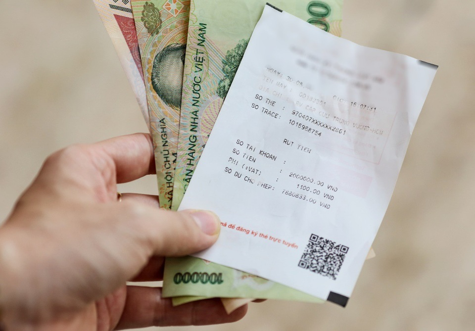 Rút lương mất phí – Nỗi lo lớn của người lao động - 1
Nhiều nhân viên từ các doanh nghiệp rất quan tâm đến mức phí phải trả khi rút tiền ATM