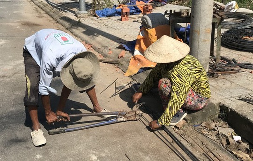 Nữ phụ hồ: Thiếu ăn, thiếu ngủ…thiếu hơi con! - 2 Nữ phụ hồ làm luôn công việc móc sắt như nam giới