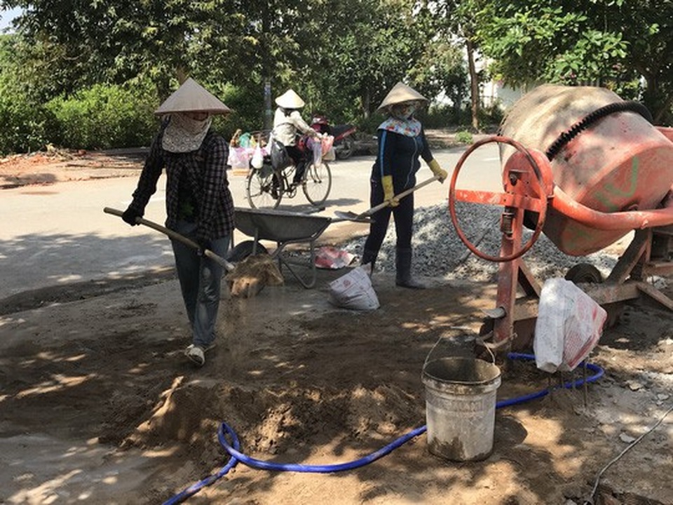 Nữ phụ hồ: Thiếu ăn, thiếu ngủ…thiếu hơi con! - 3 Công việc hằng ngày của nữ phụ hồ
