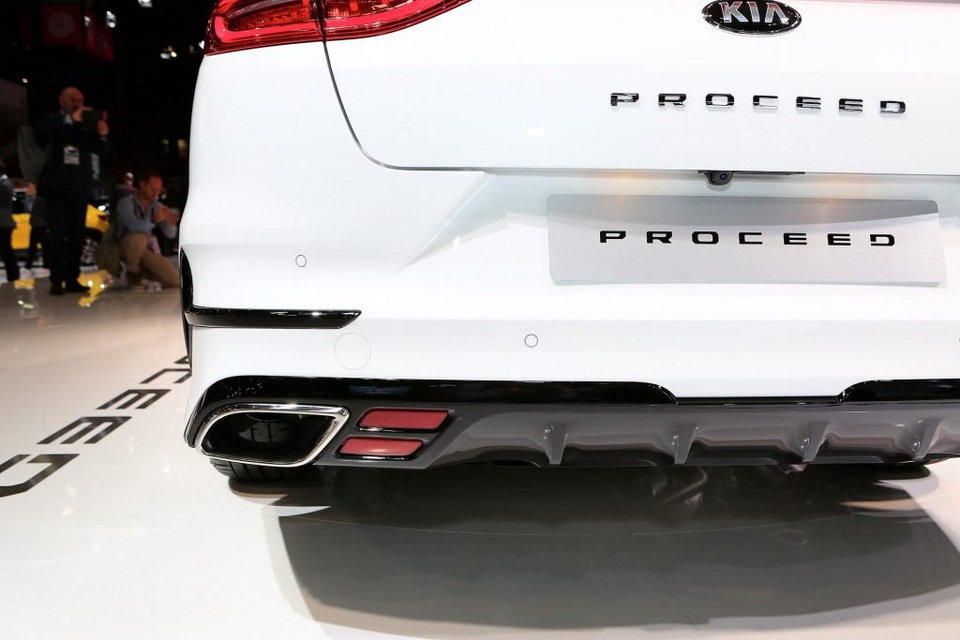 Bộ sưu tập ống xả ô tô kiểu "giả cầy" tại Paris Motor Show - 6
KIA ProCeed cũng có kiểu đầu ống xả cỡ lớn bao ngoài ống xả thật.
