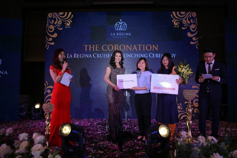 Bà Nguyễn Tú Anh, đại diện từ khách sạn Hanoi Pearl là khách mời may mắn trúng giải đặc biệt của chương trình: 1 chiếc Macbook Air trị giá 23.000.000 đồng