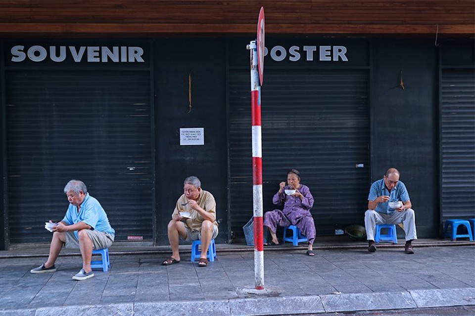 Hình ảnh Hà Nội hài hước, lạ lẫm không dành cho người dậy muộn - 10 Bữa điểm tâm sớm trên hè phố Hoàn Kiếm.