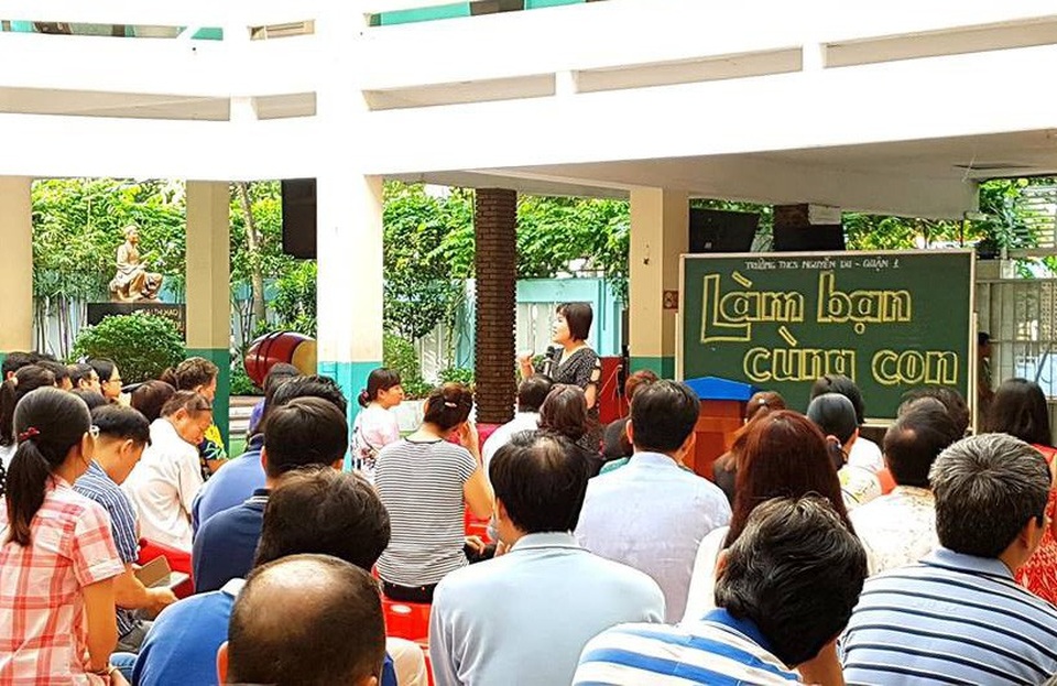 Cảm xúc mạnh từ những buổi họp phụ huynh "yêu thương át tiền bạc" - 4 Họp phụ huynh tại Trường THCS Nguyễn Du, Q.1, TPHCM được thiết kế thành một buổi chuyên đề tư vấn Làm bạn cùng con