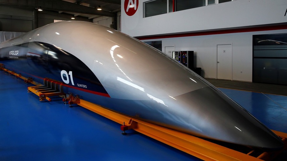 Trình làng tàu siêu tốc đầu tiên trên thế giới chạy nhanh hơn máy bay - 1
Phương tiện Hyperloop hoàn thiện của công ty HTT. Ảnh: Reuters.