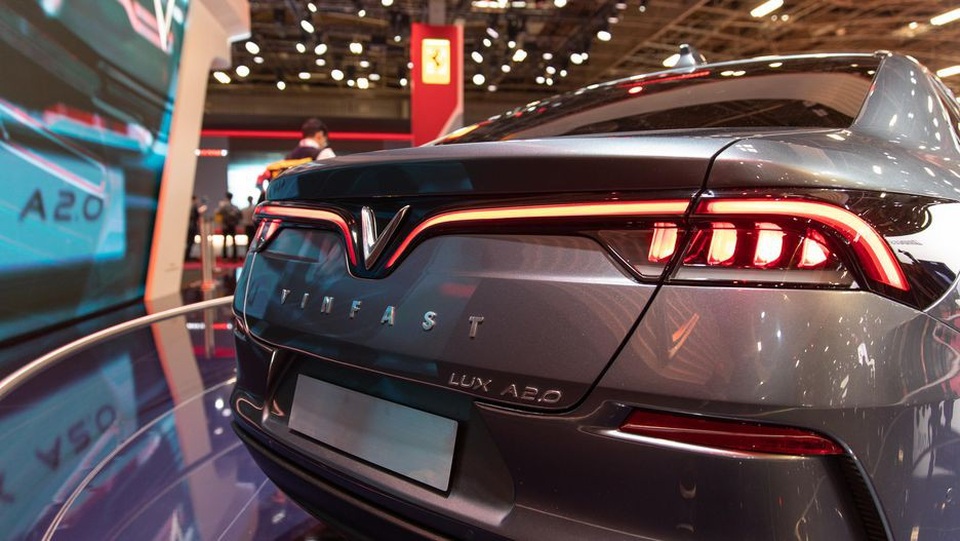 "Soi" kỹ hai mẫu xe VinFast trên sàn Triển lãm ô tô Paris 2018 - 11
Logo hình chữ V và dải đèn LED phía sau xe thống nhất phong cách với thiết kế trên lưới tản nhiệt.