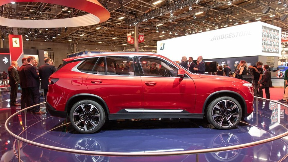 "Soi" kỹ hai mẫu xe VinFast trên sàn Triển lãm ô tô Paris 2018 - 20
Với chiều dài 4.940 mm, rộng 1.960 mm và cao 1.773 mm, chiều dài cơ sở 2.933 mm, mẫu SUV 7 chỗ này được đánh giá là khá thực dụng cho các gia đình.