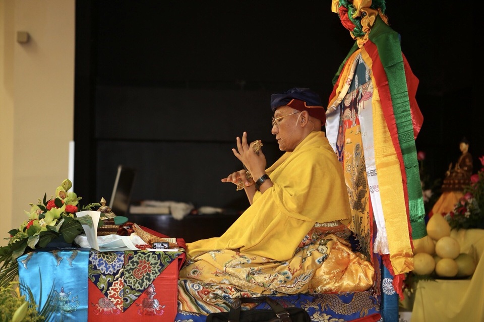Cộng đồng Phật tử Việt tại Nga tham gia đại lễ cầu nguyện hòa bình - 1 Đức Gyalwang Drukpa thực hiện các nghi thức, chủ trì đại lễ tại Saint Petersburg (Ảnh: Đ.H)