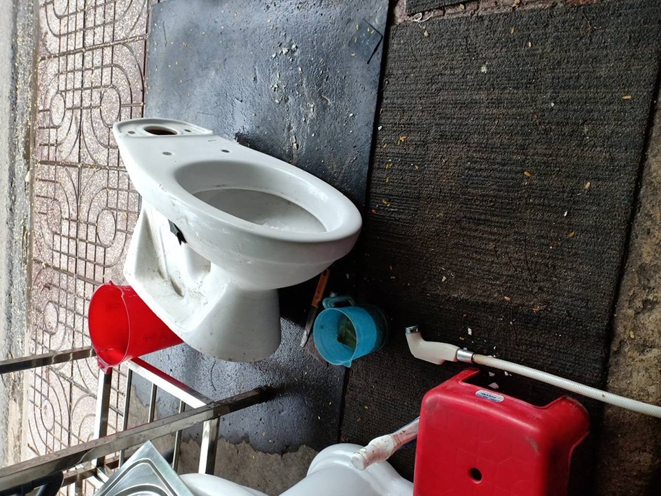 Lạc vào “thánh địa” đồ nội thất cũ ở Sài thành - 3 Một chiếc bồn cầu đang được cọ rửa dang dở