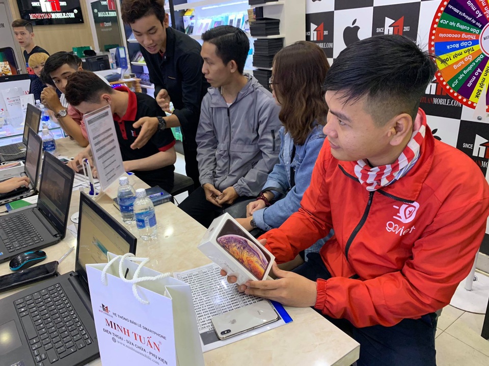 iPhone XS Max sập giá, về mức 30,5 triệu đồng - 1 iPhone XS Max 2 SIM hút khách