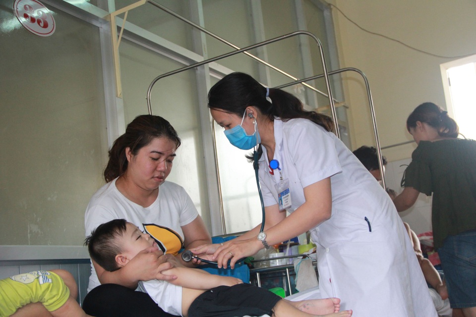 Đắk Lắk: Bệnh tay chân miệng ở trẻ em tăng mạnh - 1 Số lượng bệnh nhi mắc tay chân miệng gia tăng