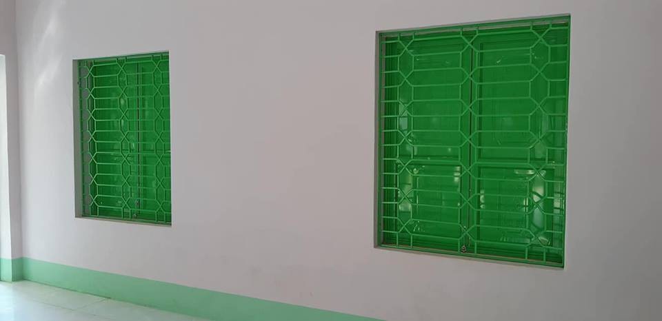 Nhìn lại những hình ảnh mang tên Dân trí tại điểm trường Đồng Măng - 11
Khung nan cửa sổ và cửa sắt đều được làm mới, sơn bóng sạch sẽ