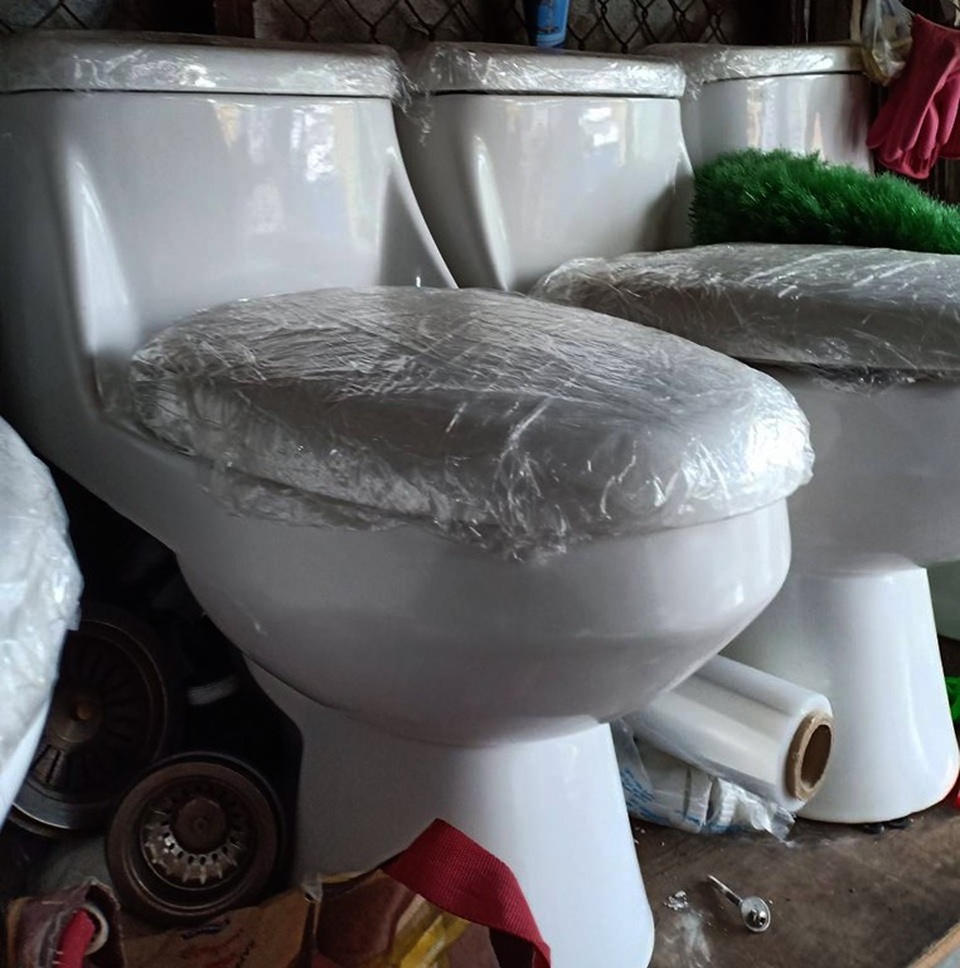 Lạc vào “thánh địa” đồ nội thất cũ ở Sài thành - 5 Những chiếc không có tem nhãn có giá rẻ hơn. “Cũng không thể chắc những cái có tem là hàng chất lượng, tem nhãn kia có thật theo sản phẩm hay không. Nói chung, ưng mắt thì mua”, anh Nguyễn Văn Út, thợ xây ngụ xã Vĩnh Lộc B, huyện Bình Chánh chia sẻ.