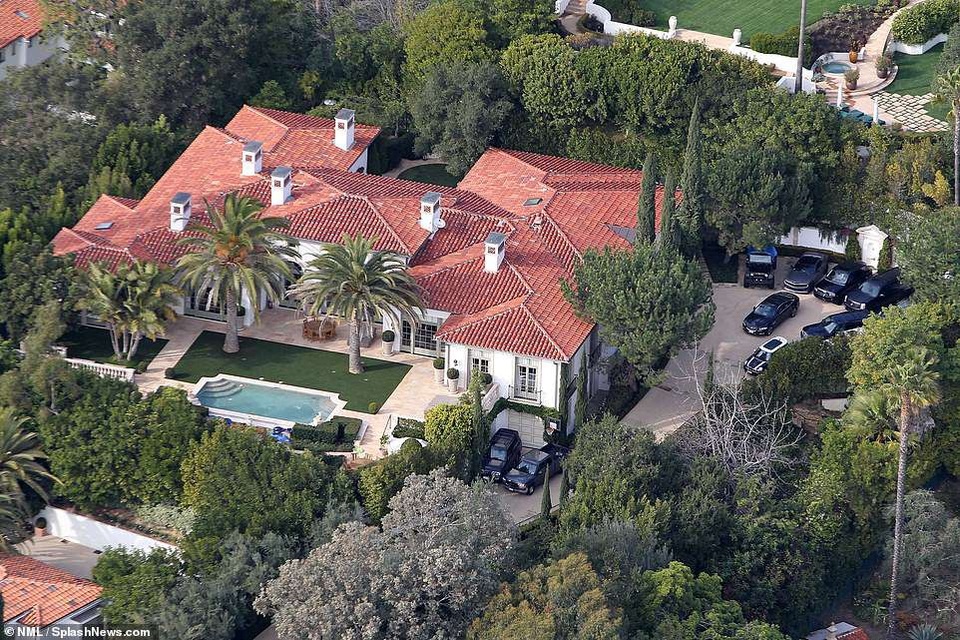 Vợ chồng Beckham rao bán nhà; sao phim Harry Potter tái ngộ - 6
Vợ chồng David - Victoria Beckham đang rao bán ngôi nhà sang trọng ở Beverly Hills, Mỹ với giá 33 triệu USD. Cặp đôi nổi tiếng mua ngôi nhà này vào năm 2007 với giá 22 triệu USD. Dinh thự xa hoa của họ có 6 phòng ngủ và 9 phòng tắm.