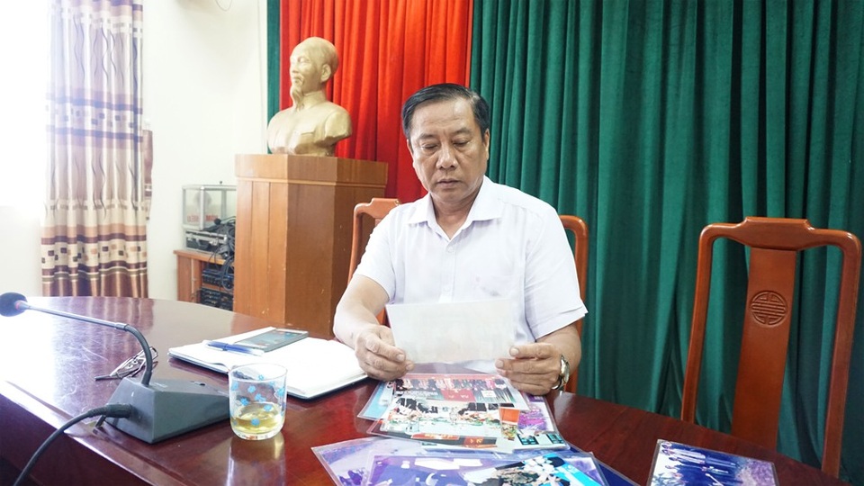 Quê nhà sẵn sàng đón nguyên Tổng Bí thư Đỗ Mười về yên nghỉ - 1 Ông Lê Tuấn Minh xem lại những tấm hình nguyên Tổng Bí thư Đỗ Mười về xã Đông Mỹ.